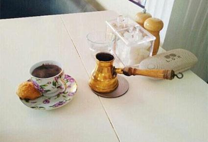 Café Arabia أبو ظبي مقهى يجمع الفنّ بالثقافة